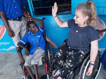 bezev-Freiwillige in Ghana im Rollstuhl