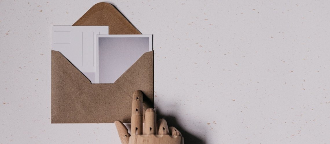 Hand zeigt auf einen Brief