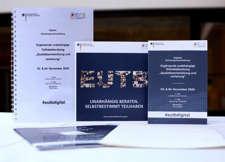 Foto von Öffentlichkeitswirksame Materialien. Abgebildet sind: das Programm der Schulungsveranstaltung in Braille-Schrift, die Broschüre mit der EUTB-Collage und das Programm der Schulungsveranstaltung.