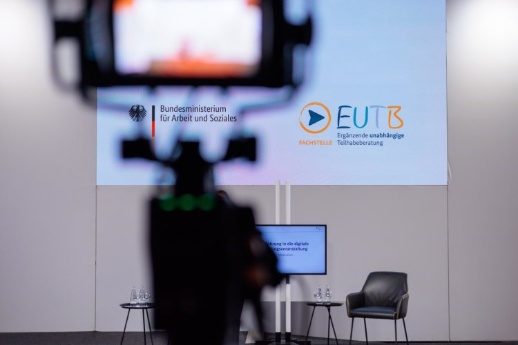Kamera mit BMAS und EUTB Logo
