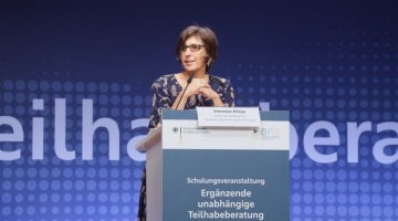 Abteilungsleiterin Frau Ahuja auf Schulungsveranstaltung