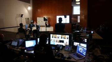 Technischer Aufbau zur Aufnahme des Digitalen Beratungstisches: zahlreiche Bildschirme und Kameras