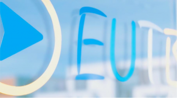 Logo EUTB auf einer Glaswand aus dem Film entnommen