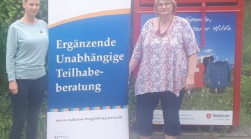 Zwei Personen neben einem Roll-Up-Banner des EUTB-Angebots Malteser Hilfsdienst e.V. Magdeburg