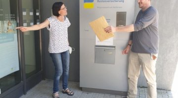Zwei Personen vor dem Eingang zur Deutschen Rentenversicherung Heilbronn