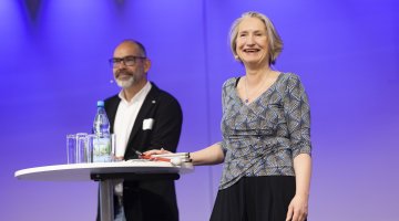 Moderationsduo Dörte Maack und Christian Stadali auf Bühne in der Messe Erfurt