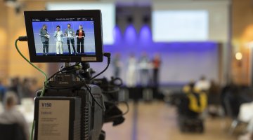 Blick von Kameraperspektive auf Bühne im Saal