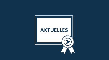 Aktuelles auf weißer Tafel auf blauem Hintergrund