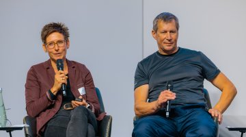 Referierende sitzen auf der Bühne 