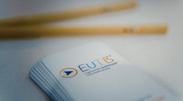Zwei Kugelschreiber und Visitenkarten mit EUTB-Logo
